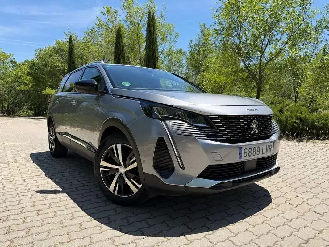 Usado Peugeot 5008 Allure 130 CV (95 kW) 2022 Gris SUV