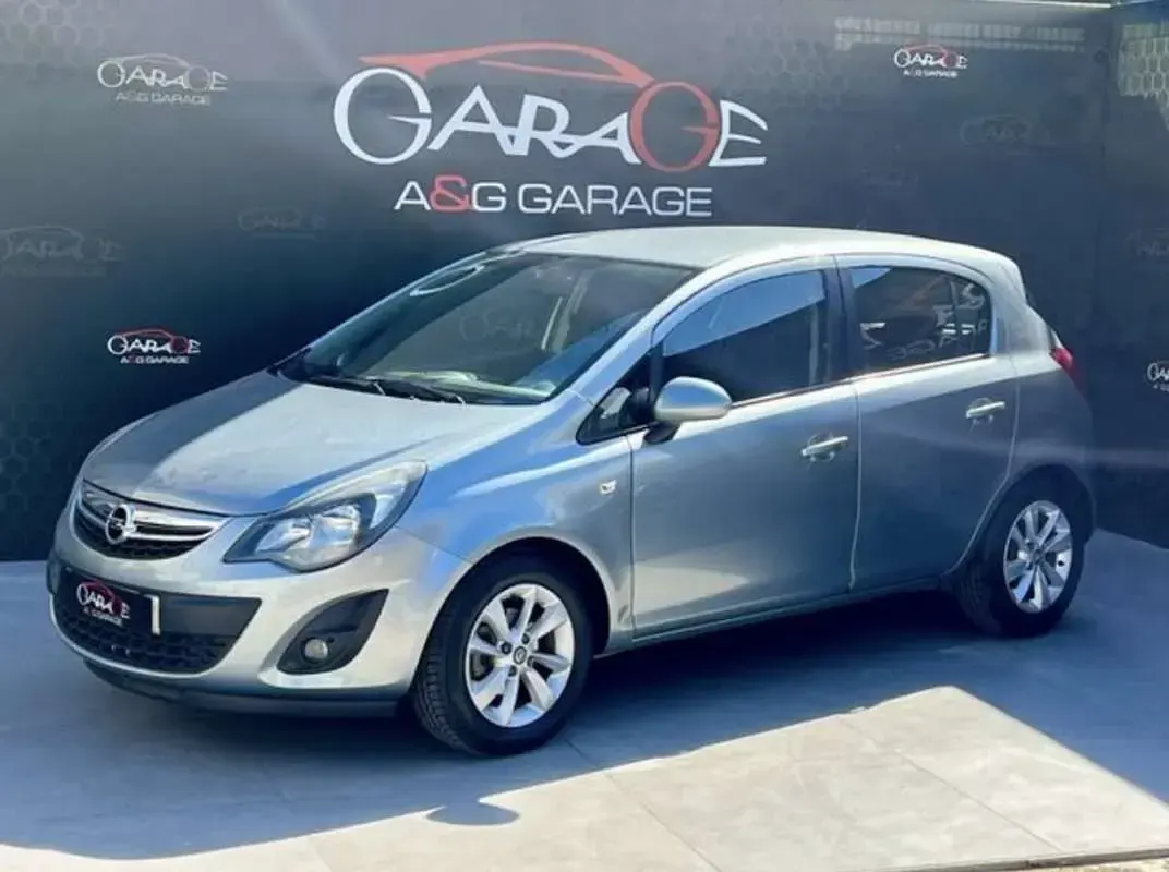 Usado Opel Corsa Expression 75 CV (55 kW) 2015 Plateado Utilitario