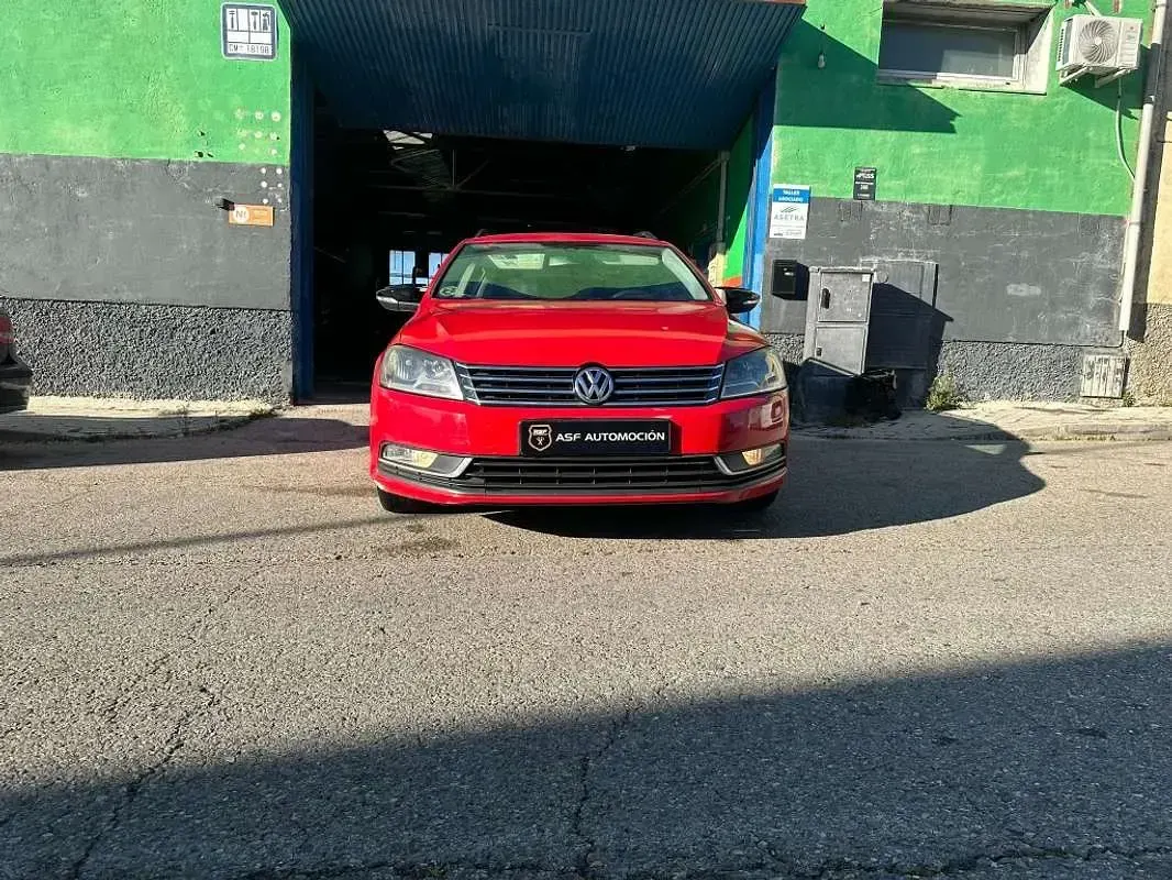 Usado VW Passat Edition 105 CV (77 kW) 2013 Rojo Familiar