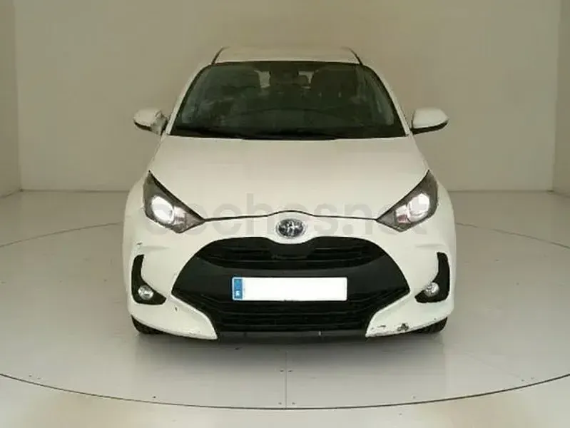 Usado Toyota Yaris Hybrid Active 116 CV (85 kW) 2022 Blanco Berlina