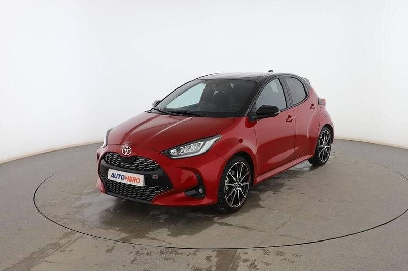 Usado Toyota Yaris Hybrid Sport 131 CV (96 kW) 2024 Rojo Berlina