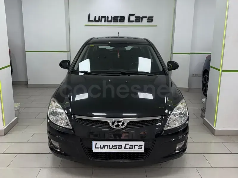 Usado Hyundai i30 Comfort 109 CV (80 kW) 2008 Negro Berlina