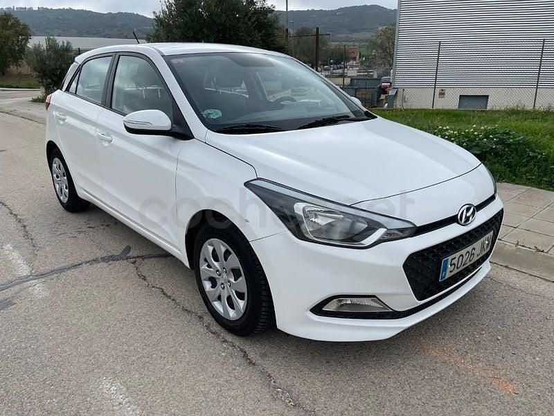 Usado Hyundai i20 75 CV (55 kW) 2015 Blanco Berlina
