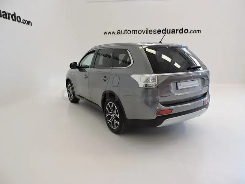 Usado Mitsubishi Outlander P-HEV 203 CV (149 kW) 2015 Gris / plata SUV