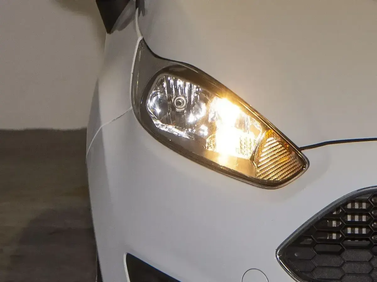 Usado Ford Fiesta Trend 75 CV (55 kW) 2017 Blanco Utilitario