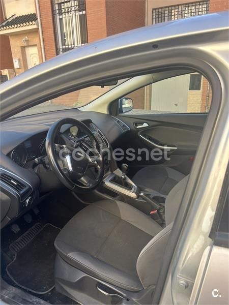Usado Ford Focus Trend 95 CV (69 kW) 2014 Gris / plata Berlina