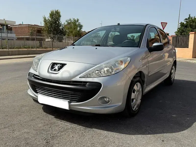 Usado Peugeot 206+ 70 CV (51 kW) 2011 Gris / plata Utilitario