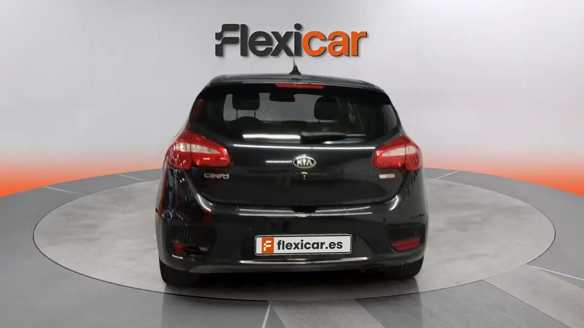 Usado Kia Ceed 100 CV (73 kW) 2018 Negro Utilitario