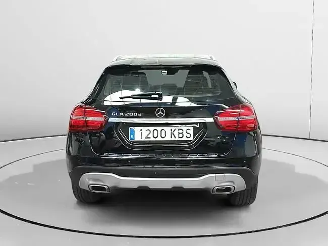 Usado Mercedes GLA200 136 CV (100 kW) 2017 Negro SUV