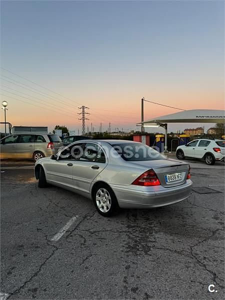 Usado Mercedes C220 Classic 125 HP (91 kW) 2001 Cinzento Sedan
