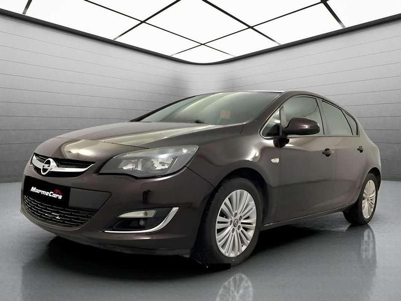 Usado Opel Astra Selective 110 CV (80 kW) 2013 Marrón Utilitario