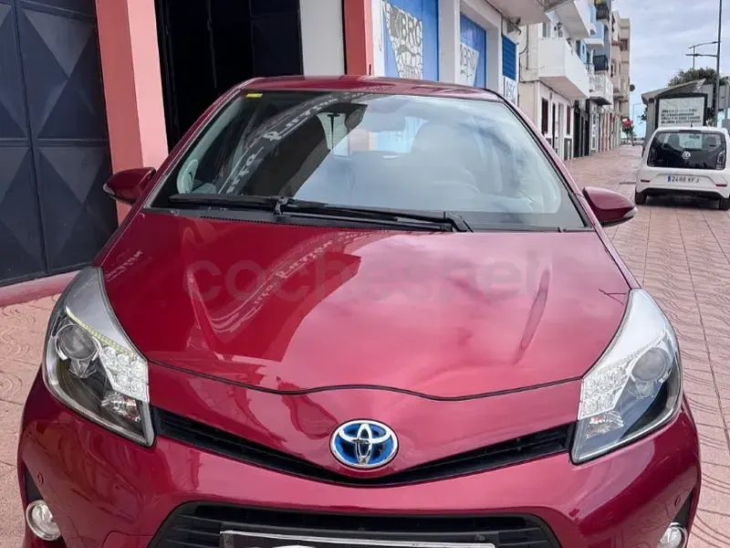 Usado Toyota Yaris Hybrid Advance 100 CV (73 kW) 2012 Granate Berlina
