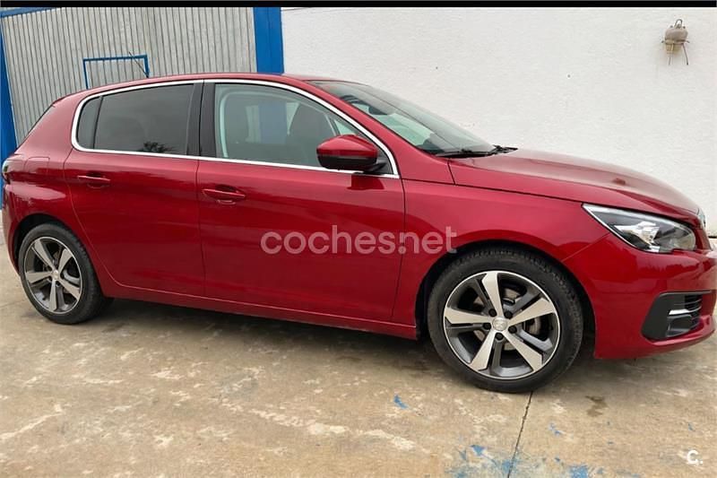 Usado Peugeot 308 Allure 130 HP (95 kW) 2019 Vermelho Sedan