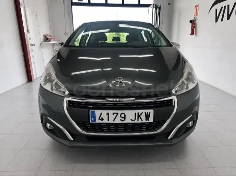 Usado Peugeot 208 Active 82 CV (60 kW) 2015 Beige Utilitario