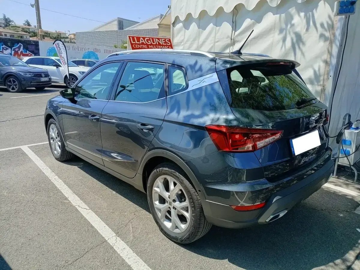 Usado Seat Arona FR 116 CV (85 kW) 2024 Gris SUV