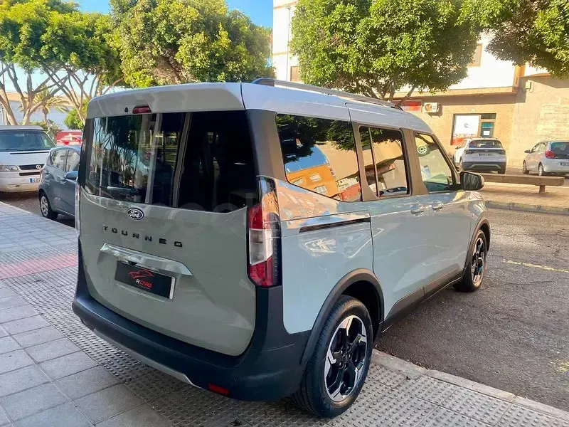 Usado Ford Tourneo Courier Trend 125 CV (91 kW) 2025 Blanco Monovolumen