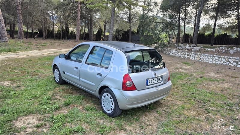 Usado Renault Clio II Authentique 85 CV (62 kW) 2006 Gris / plata Berlina