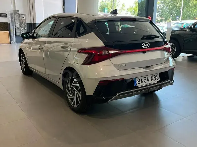 Usado Hyundai i20 100 CV (73 kW) 2025 Gris / plata Utilitario