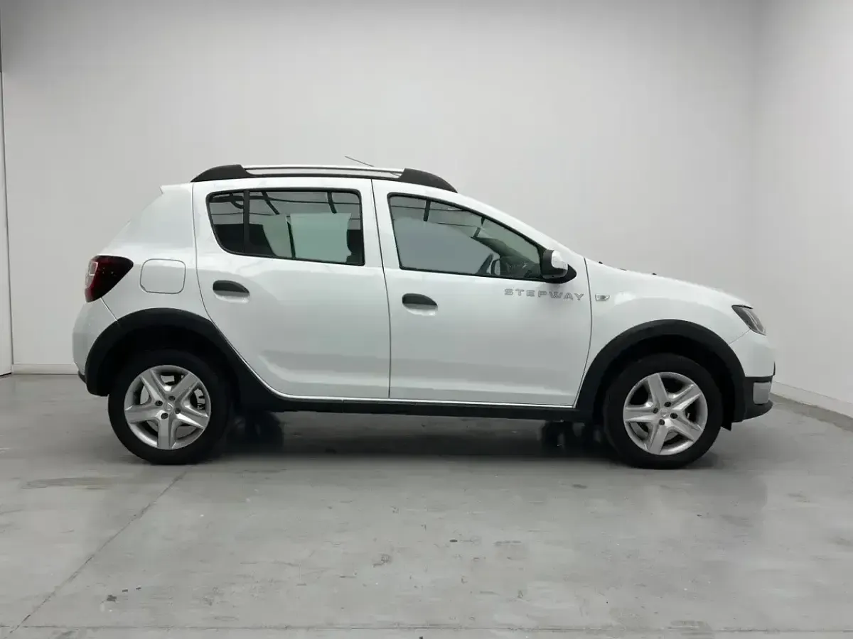 Käytetty Dacia Sandero Stepway 90 HP (66 kW) 2015 Valkoinen Viistoperä