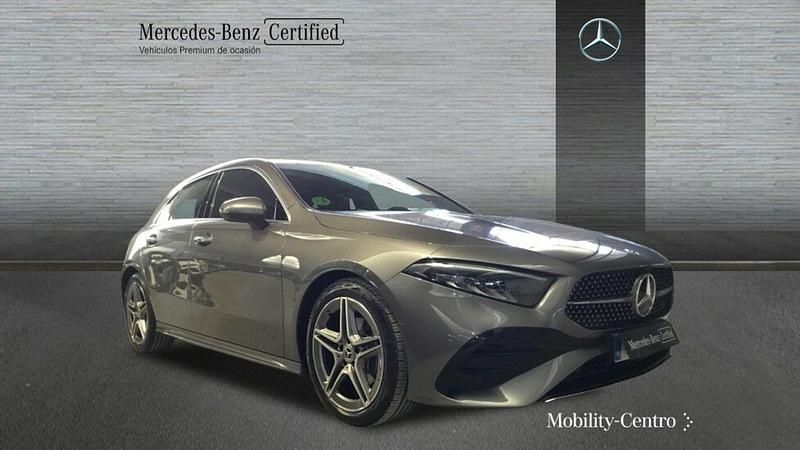 Usado Mercedes A180 AMG line 116 CV (85 kW) 2024 Gris montaña Utilitario