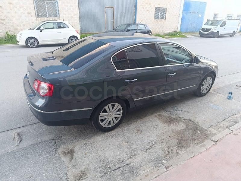 Usado VW Passat Highline 160 CV (117 kW) 2008 Gris / plata Berlina