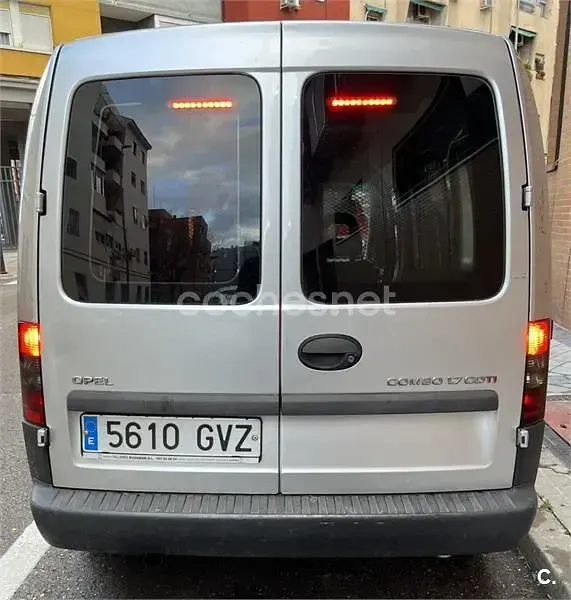 Usado Opel Combo Cosmo 100 CV (73 kW) 2010 Gris / plata Monovolumen