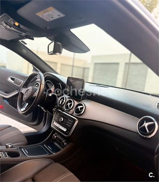 Usado Mercedes CLA180 136 CV (100 kW) 2019 Gris / plata Berlina