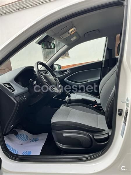 Usado Hyundai i20 84 CV (61 kW) 2015 Blanco Berlina