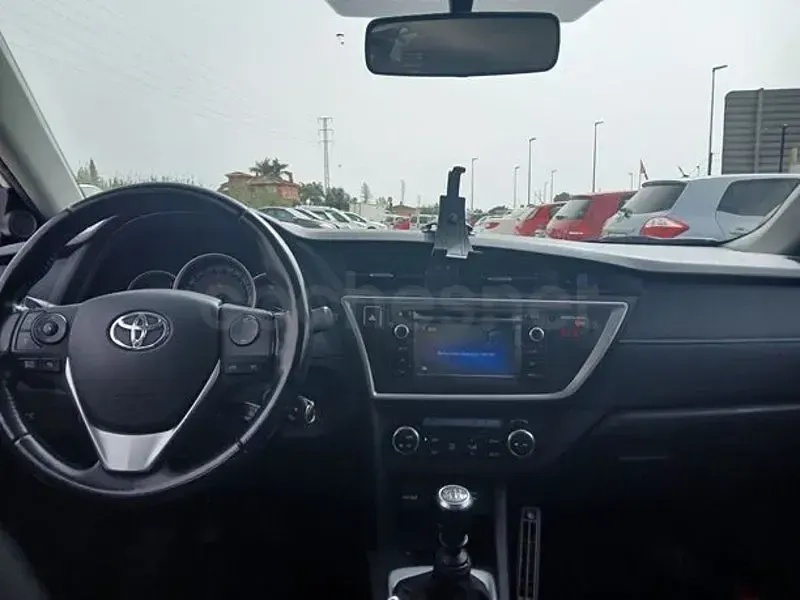 Usado Toyota Auris Advance 124 CV (91 kW) 2015 Blanco Berlina