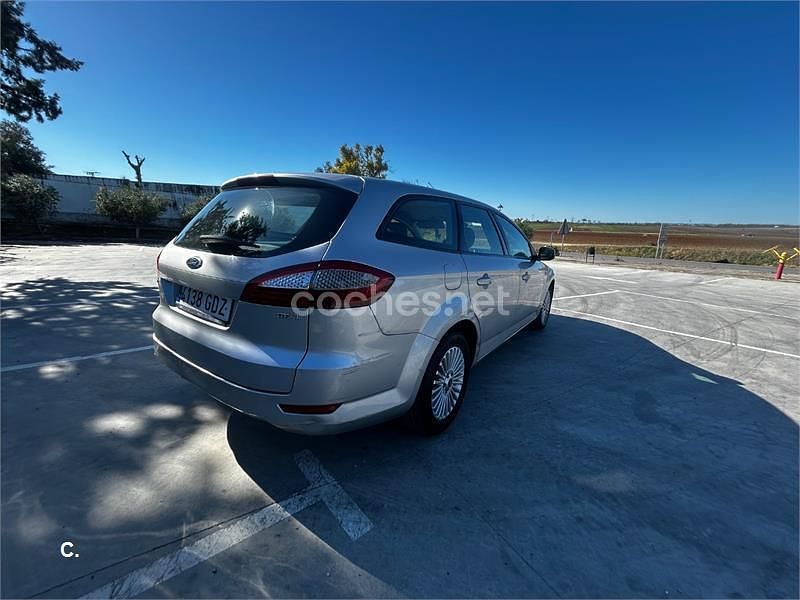 Usado Ford Mondeo Titanium 140 CV (102 kW) 2009 Gris / plata Familiar