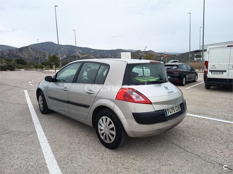 Usado Renault Mégane II Dynamique 120 CV (88 kW) 2002 Gris / plata Berlina