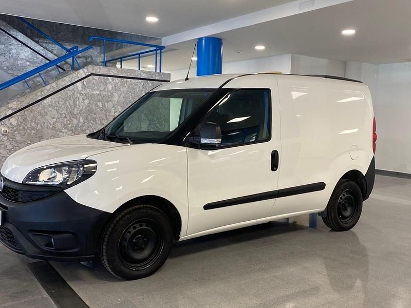 Usado Fiat Doblò 95 CV (69 kW) 2020 Blanco (sólido) Monovolumen