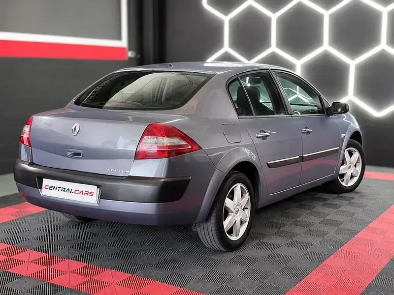 Usado Renault Mégane 100 CV (73 kW) 2006 Gris / plata Berlina