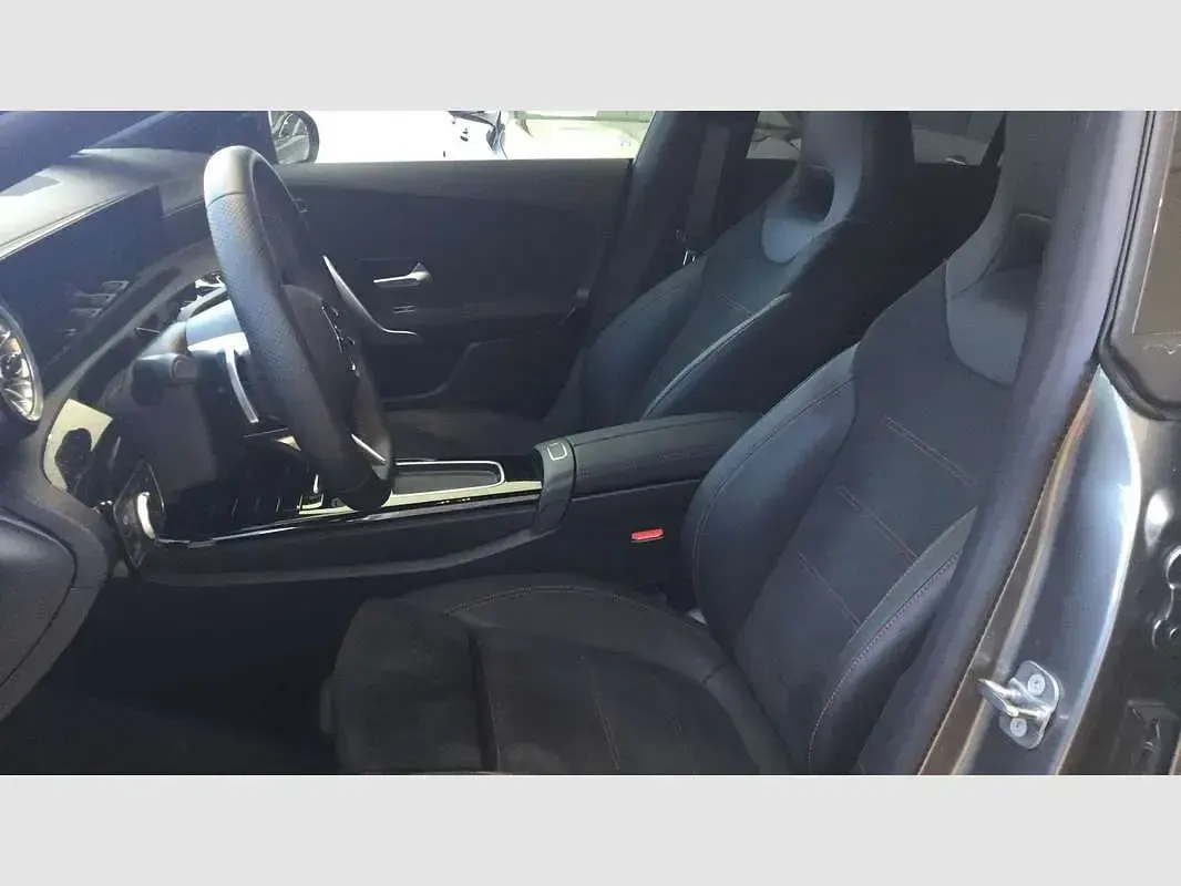 Usado Mercedes CLA220 190 CV (139 kW) 2025 Gris Berlina