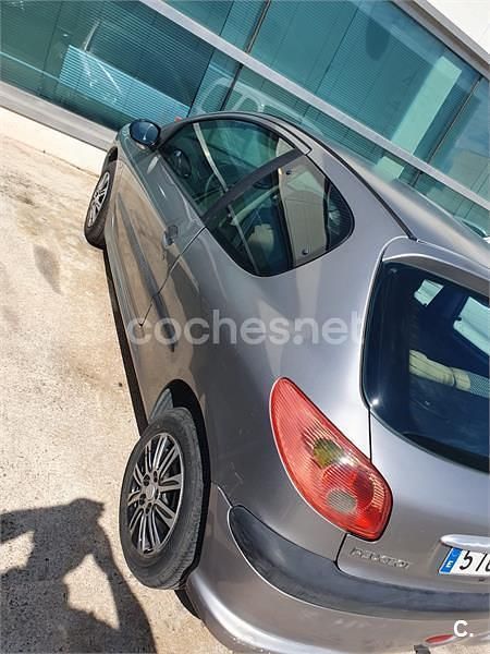 Usado Peugeot 206 70 CV (51 kW) 2005 Gris / plata Berlina