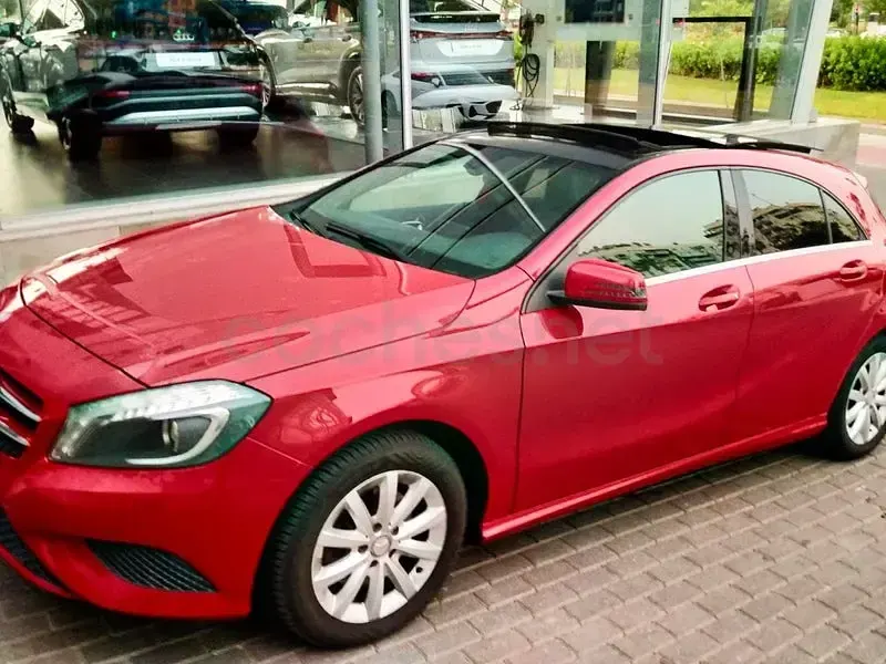 Usado Mercedes A200 Urban 136 CV (100 kW) 2014 Rojo Utilitario