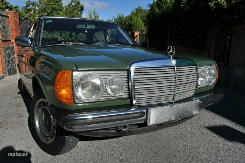 Usado Mercedes 240 75 CV (55 kW) 1978 Verde Berlina