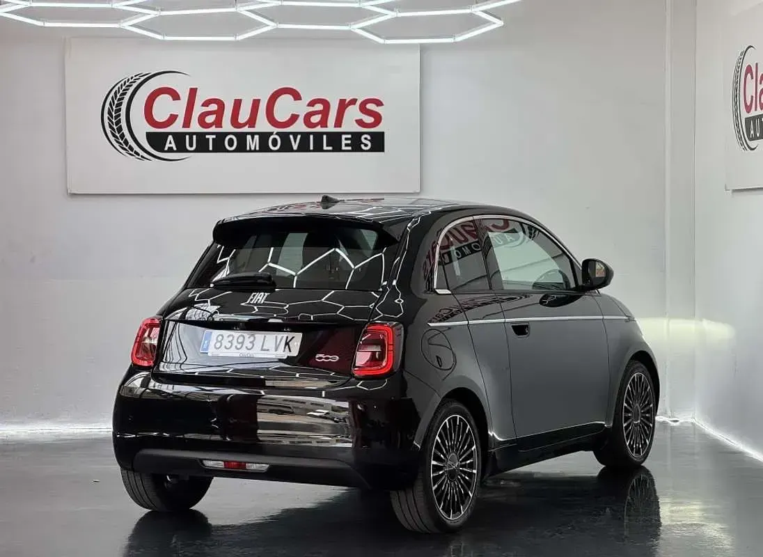 Usado Fiat 500e La Prima 86 kW (118 CV) 2022 Negro Utilitario