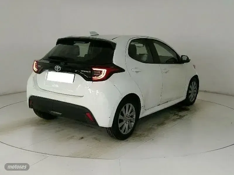 Usado Toyota Yaris Hybrid Active 116 CV (85 kW) 2022 Blanco Berlina