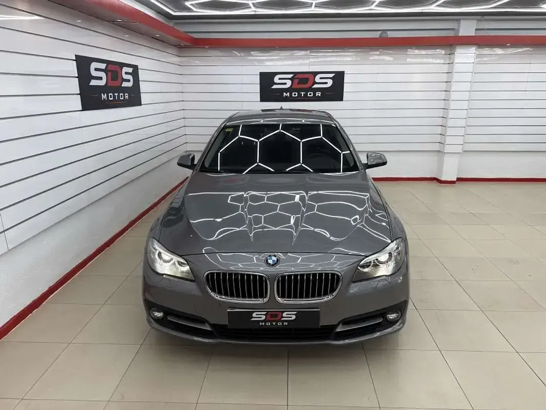 Usado BMW 520 Comfort Edition 190 CV (139 kW) 2014 Gris Familiar