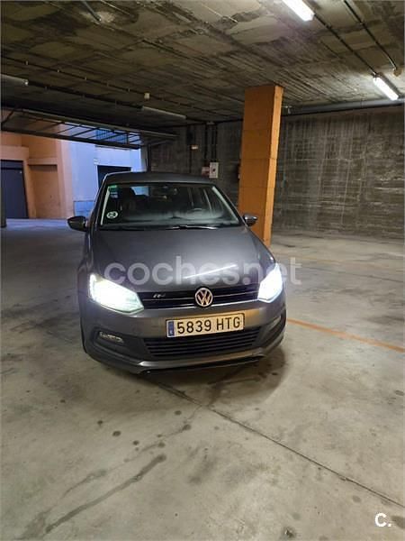 Usado VW Polo R-line 90 CV (66 kW) 2014 Gris / plata Berlina