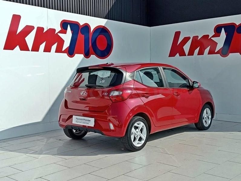 Usado Hyundai i10 67 CV (49 kW) 2021 Rojo Utilitario