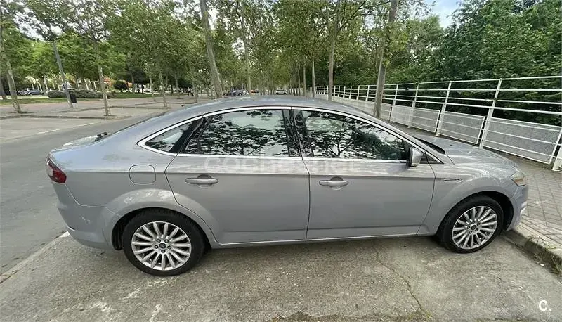 Usado Ford Mondeo Ghia 140 CV (102 kW) 2012 Gris / plata Berlina