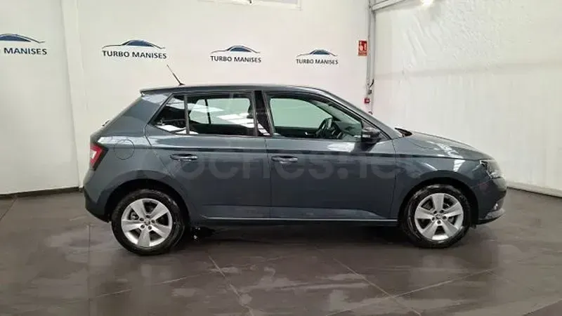 Usado Skoda Fabia Active 95 CV (69 kW) 2018 Gris / plata Berlina