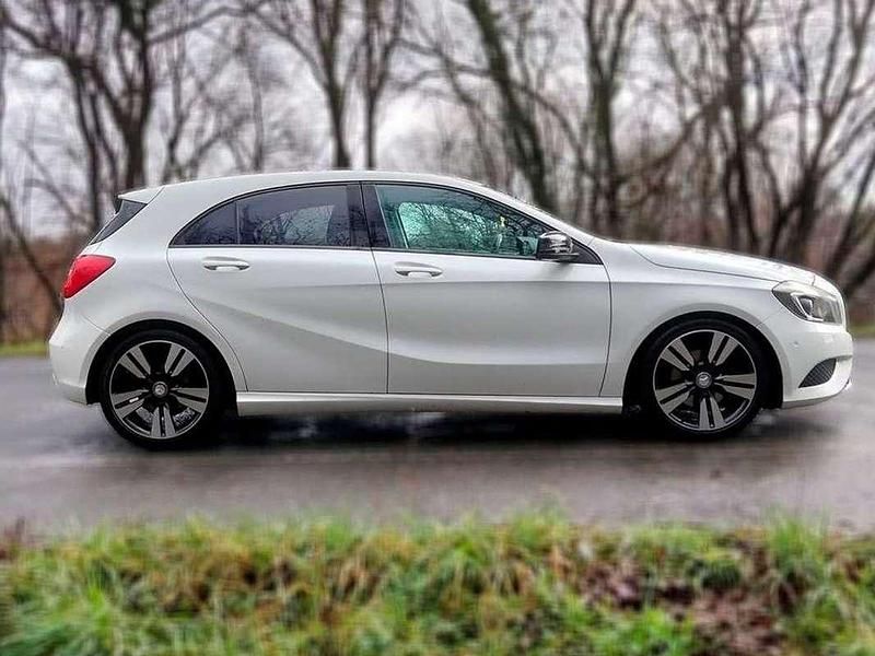 Usado Mercedes A200 Urban 136 CV (100 kW) 2012 Blanco Berlina