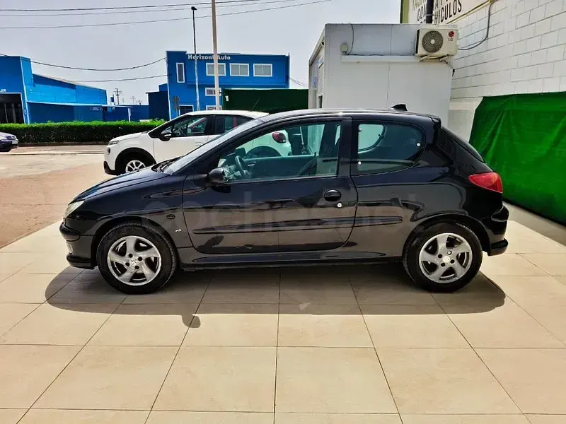 Usado Peugeot 206 110 CV (80 kW) 2005 Negro Berlina
