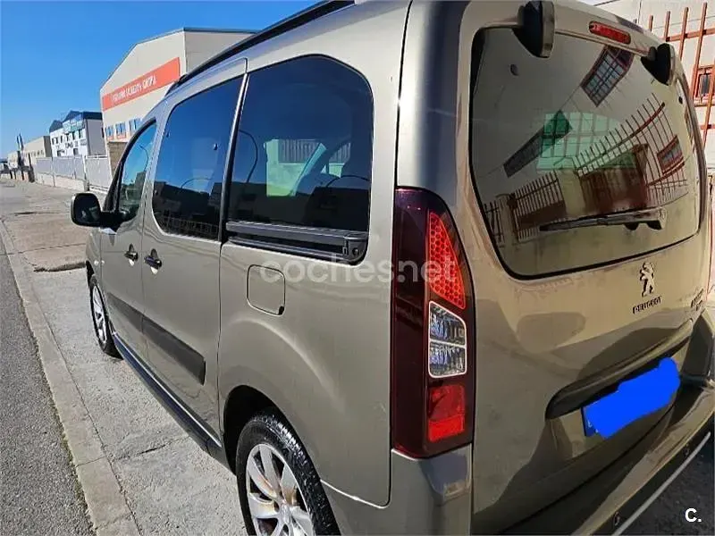 Usado Peugeot Partner Tepee Active 100 CV (73 kW) 2018 Gris / plata Monovolumen
