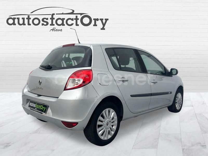 Usado Renault Clio II Authentique 75 CV (55 kW) 2011 Gris / plata Berlina