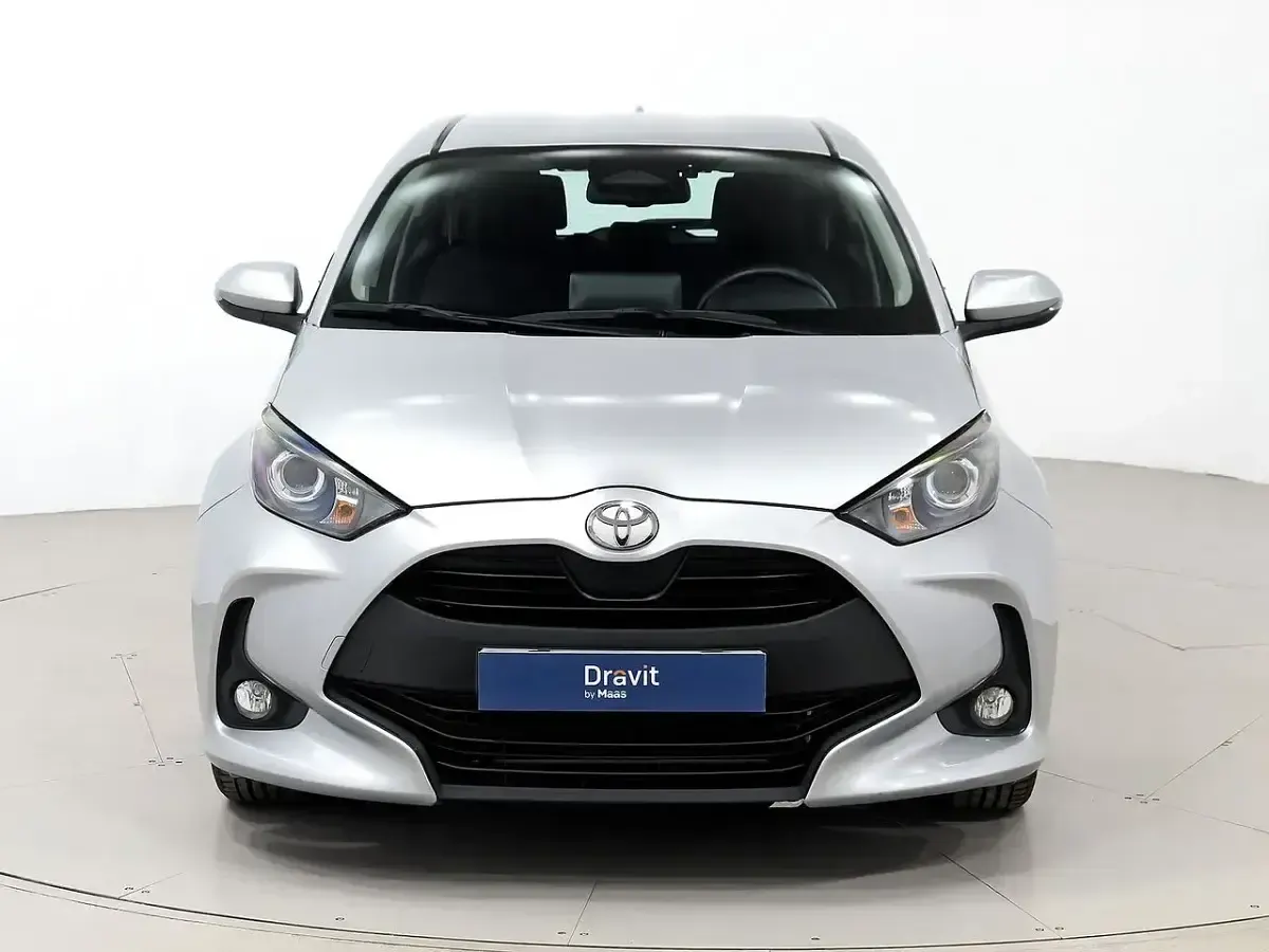 Usado Toyota Yaris Hybrid Active 116 CV (85 kW) 2024 Gris Utilitario
