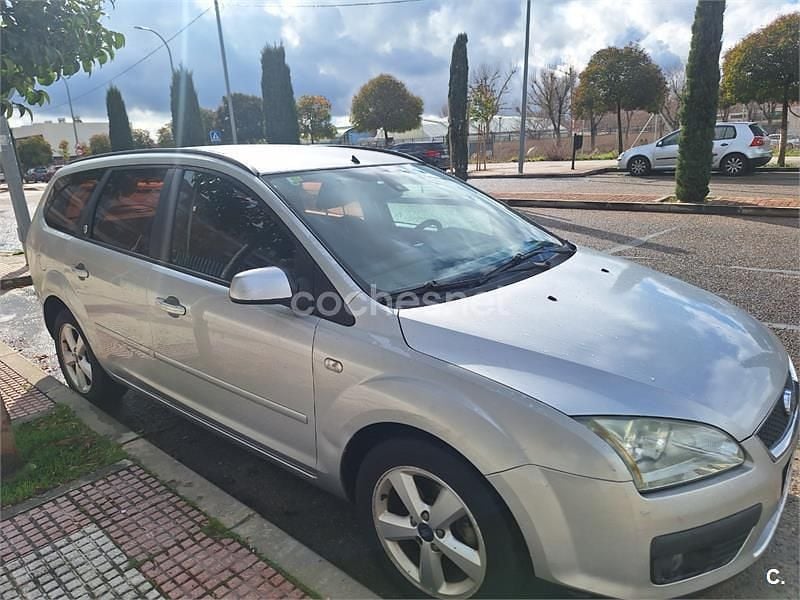 Usado Ford Focus Ghia 109 CV (80 kW) 2005 Gris / plata Familiar